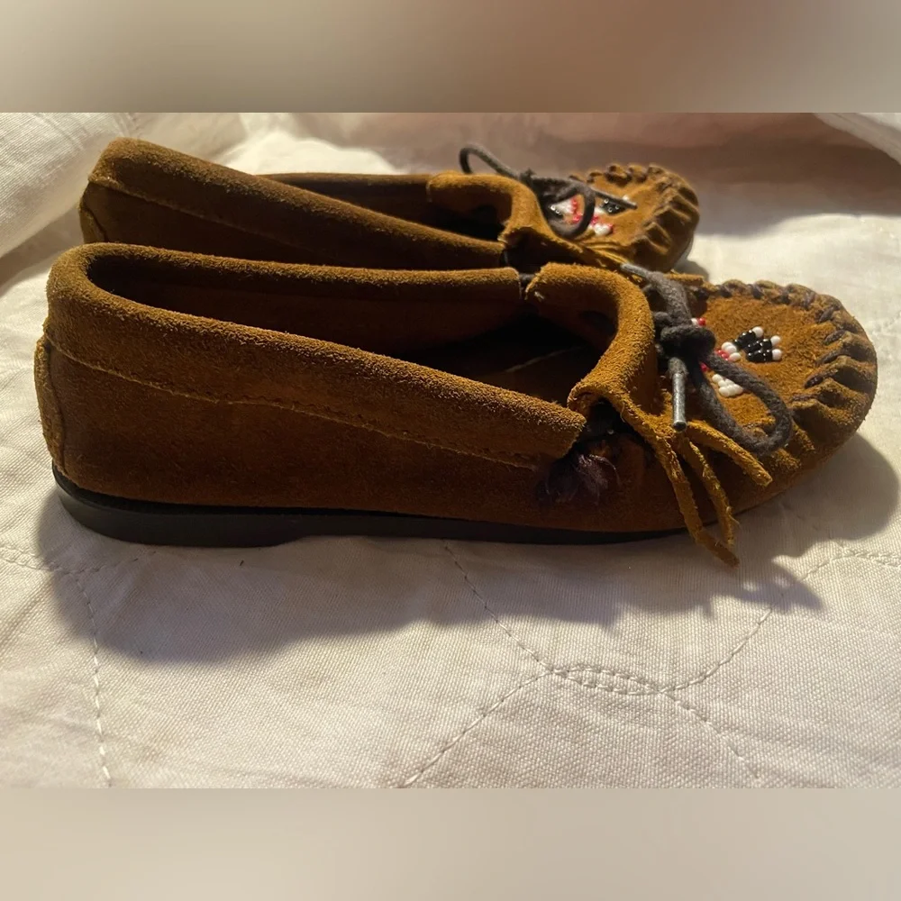Minnetonka Size 4 Kid's Leather Moccasin Shoes Beaded Eagle / Totem Rubber Soles